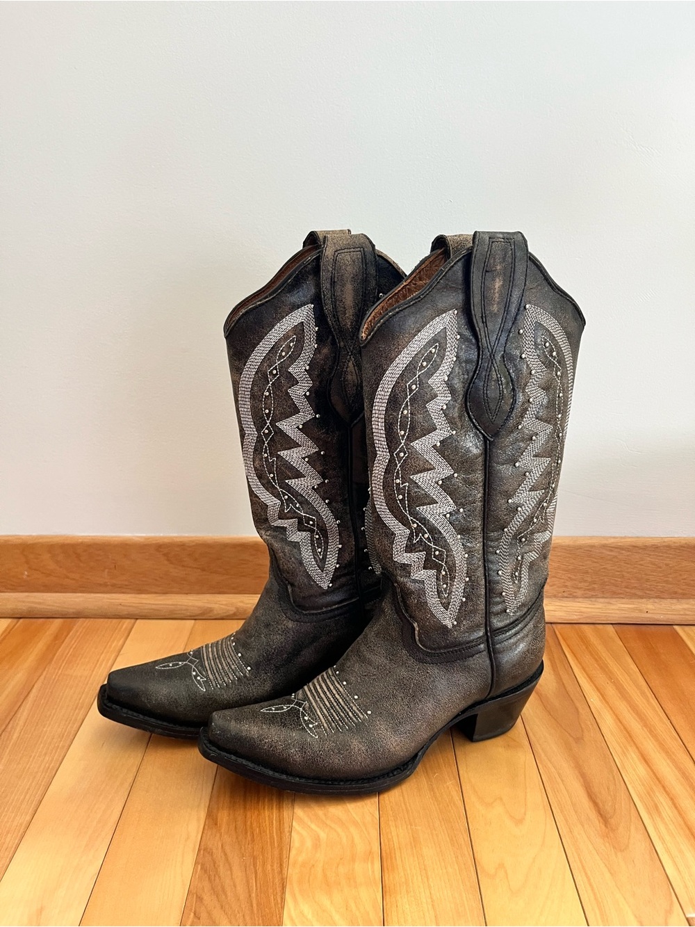 Western Embroidered Cowboy Boots in Distressed Gray